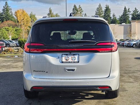 New 2026 Chrysler Pacifica Select image 7