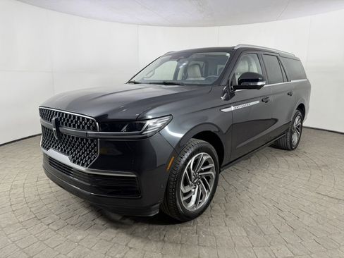 Used 2025 Lincoln Navigator L Reserve image 3