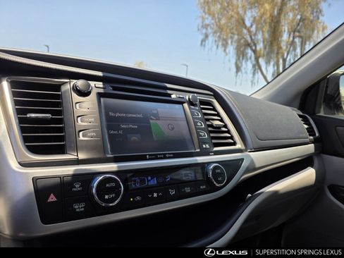 Used 2019 Toyota Highlander XLE AWD/4WD image 17