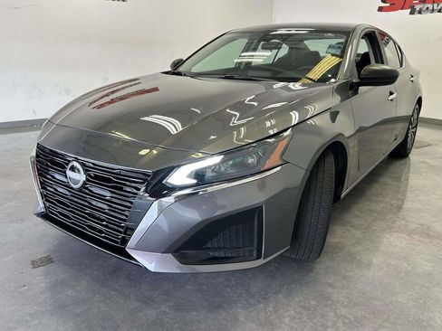 Used 2025 Nissan Altima 2.5 SV FWD image 7