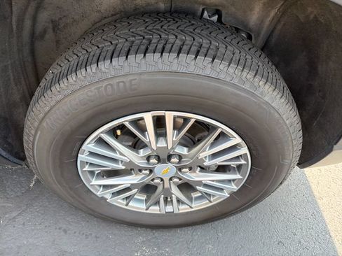 Used 2025 Chevrolet Traverse LT w/ Driver Confidence Package FWD image 23