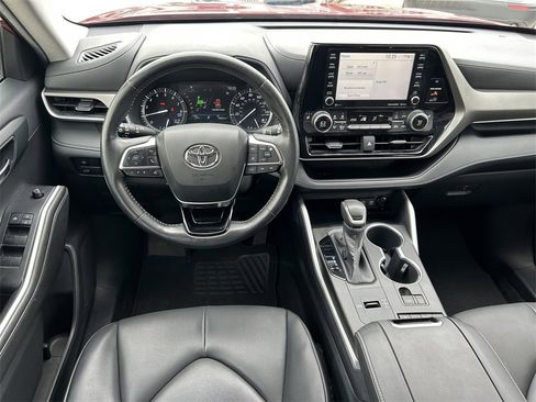Used 2020 Toyota Highlander XLE image 19