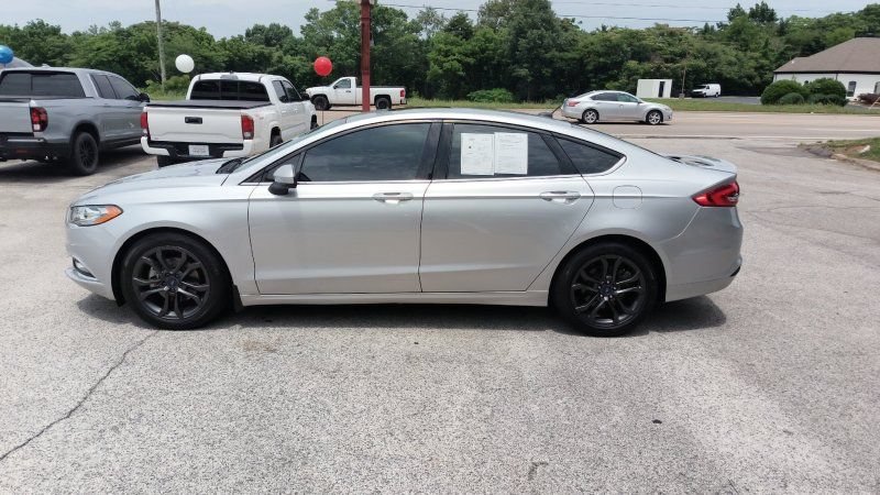 Used 2018 Ford Fusion SE w/ Equipment Group 201A FWD image 2