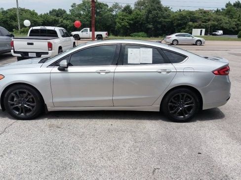Used 2018 Ford Fusion SE w/ Equipment Group 201A FWD image 2
