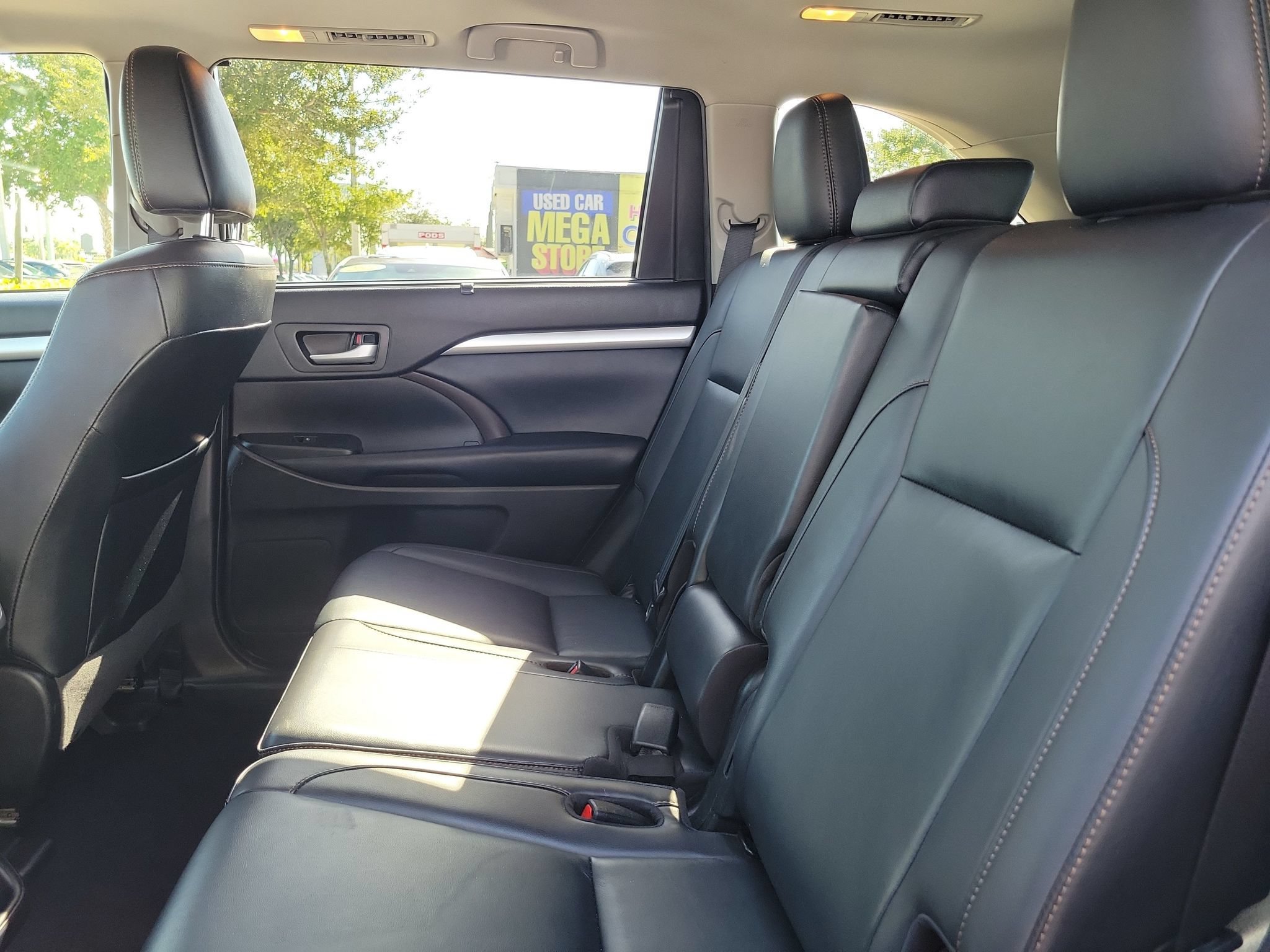 Used 2019 Toyota Highlander XLE AWD/4WD image 13