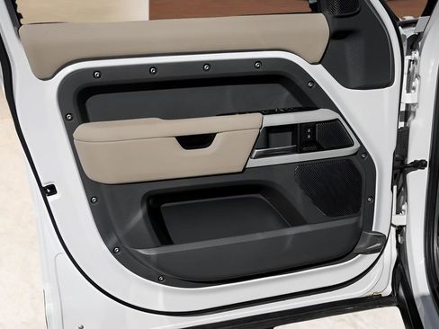 Used 2024 Land Rover Defender 110 X-Dynamic SE image 24