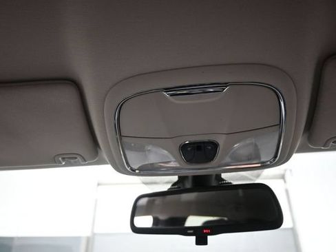 Used 2015 Jeep Cherokee Latitude w/ Cold Weather Group FWD image 12