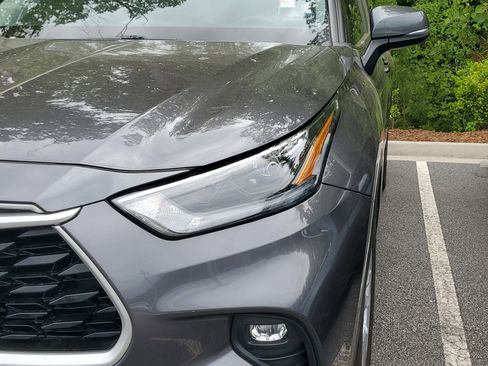 Used 2021 Toyota Highlander LE FWD image 4