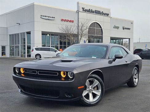 Used 2022 Dodge Challenger SXT image 2