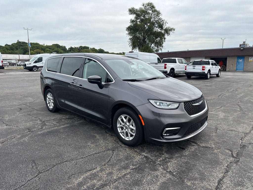Used 2023 Chrysler Pacifica Touring-L FWD image 3