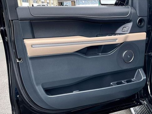 Used 2022 Ford Expedition Limited image 23
