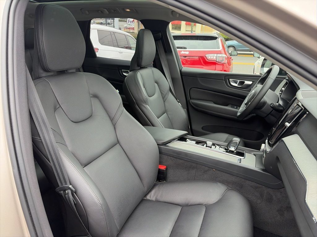 Used 2025 Volvo XC60 B5 Plus AWD/4WD image 18