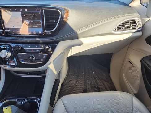 Used 2021 Chrysler Pacifica Limited w/ Uconnect Theater Family Group image 11