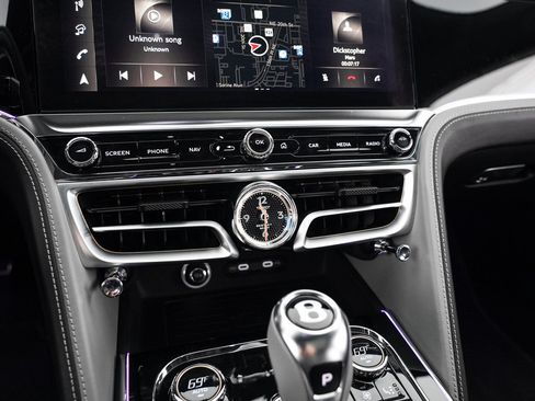 Used 2025 Bentley Flying Spur Plug-In Hybrid AWD/4WD image 27