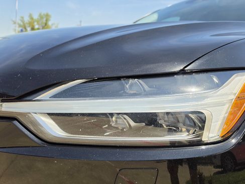 Used 2018 Volvo XC60 T5 Momentum w/ Convenience Package image 11