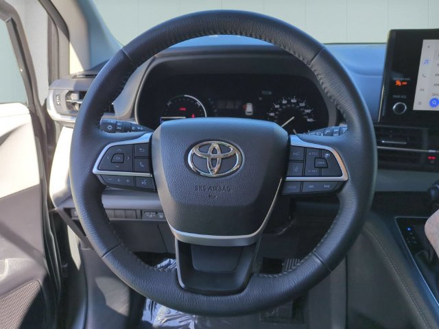 Used 2026 Toyota Sienna XLE FWD image 19