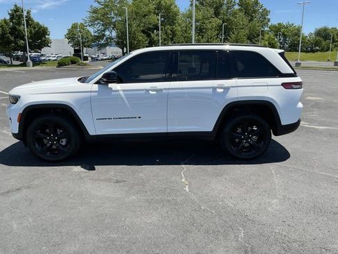 Used 2024 Jeep Grand Cherokee Limited w/ Black Appearance Package AWD/4WD image 10