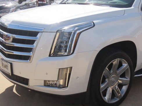 Used 2017 Cadillac Escalade Luxury AWD/4WD image 3