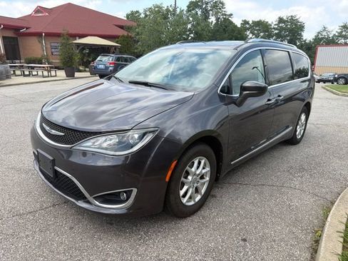 Used 2020 Chrysler Pacifica Touring-L FWD image 3
