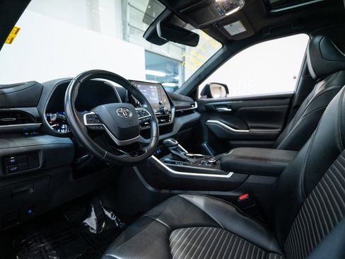 Used 2022 Toyota Highlander XSE image 4