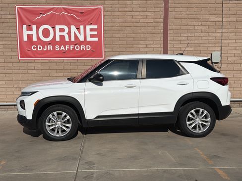 Used 2023 Chevrolet TrailBlazer LS FWD image 2