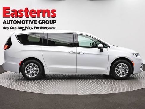 Used 2023 Chrysler Pacifica Touring-L FWD image 4