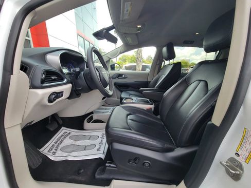 Used 2024 Chrysler Pacifica Touring-L FWD image 10