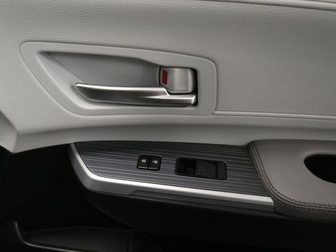 Certified 2025 Toyota Sienna XLE FWD image 30