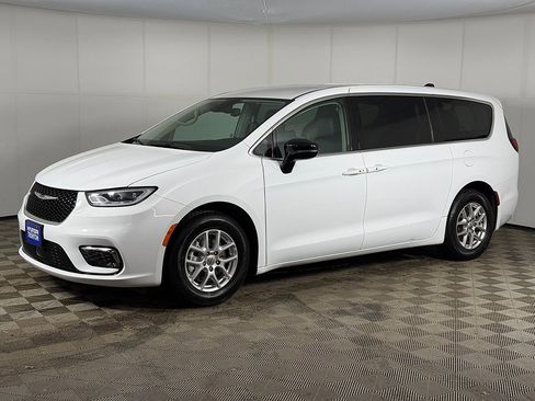 Used 2024 Chrysler Pacifica Touring-L image 9