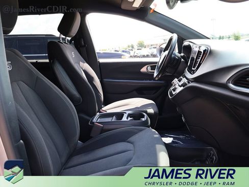 Used 2019 Chrysler Pacifica Touring Plus w/ Advanced Safetytec Group FWD image 8