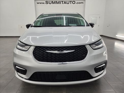 Used 2024 Chrysler Pacifica Touring-L FWD image 20