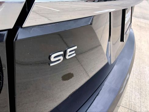 Used 2024 Volkswagen Atlas SE image 31