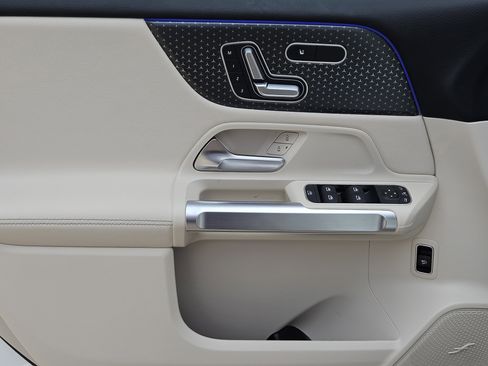 Used 2025 Mercedes-Benz GLB 250 image 25