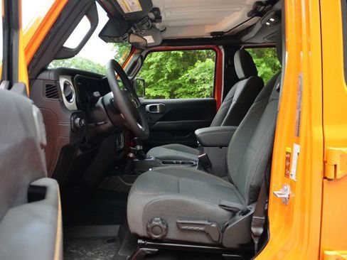 Used 2025 Jeep Wrangler Unlimited Sahara AWD/4WD image 19