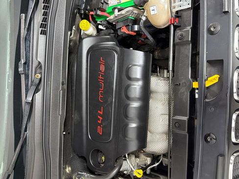 Used 2017 Jeep Renegade Latitude w/ Cold Weather Group AWD/4WD image 26