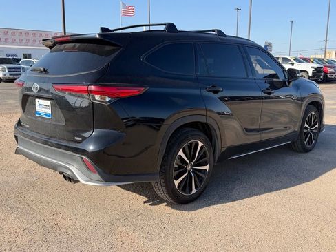 Used 2022 Toyota Highlander XSE FWD image 5