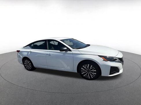 Used 2025 Nissan Altima 2.5 SV FWD image 2