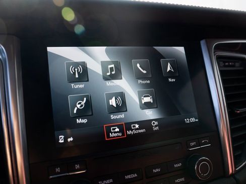 Certified 2018 Porsche Macan image 24