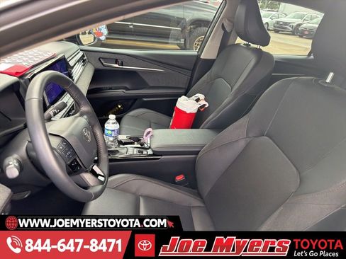 Used 2025 Toyota Camry XLE image 3