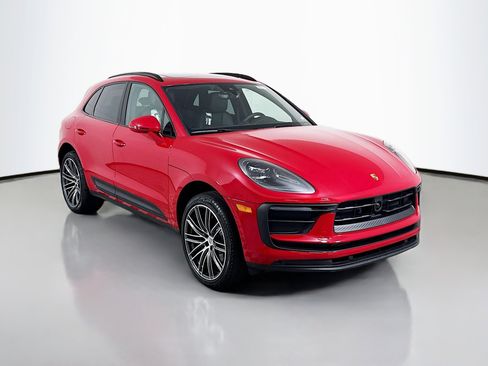 Certified 2025 Porsche Macan image 7