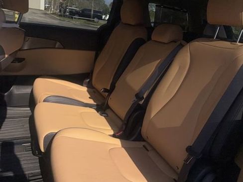 Used 2024 Kia Carnival EX image 10