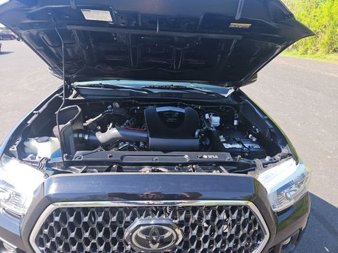 Used 2018 Toyota Tacoma TRD Sport AWD/4WD image 2