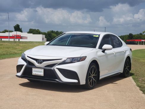 Used 2023 Toyota Camry SE w/ Convenience Package FWD image 2