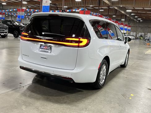 New 2026 Chrysler Pacifica Select FWD image 5
