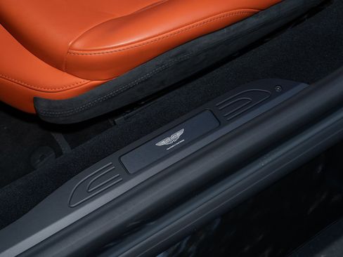 Used 2025 Aston Martin V8 Vantage Coupe image 18