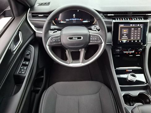 Used 2025 Jeep Grand Cherokee Laredo w/ Luxury Tech Group I AWD/4WD image 14