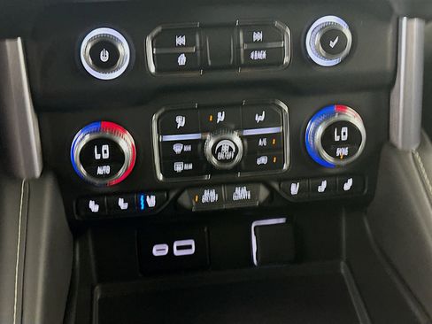 Used 2024 GMC Yukon SLT image 24