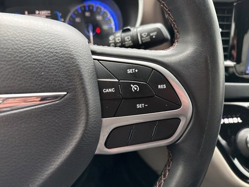 Used 2017 Chrysler Pacifica Touring-L image 14