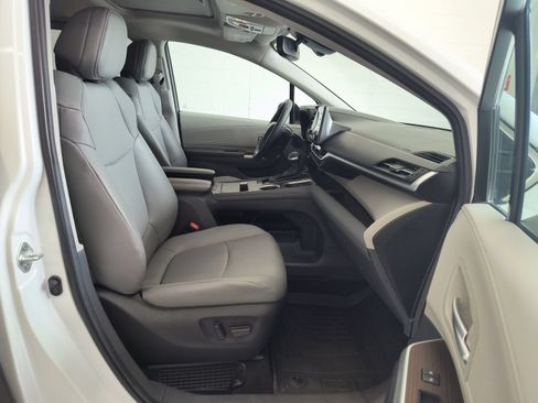 Used 2024 Toyota Sienna XLE FWD image 23