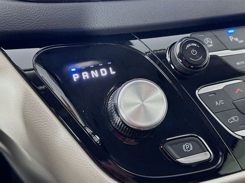 Certified 2024 Chrysler Pacifica Touring-L image 25